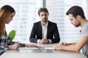 two spouses working with chicago alimony lawyer
